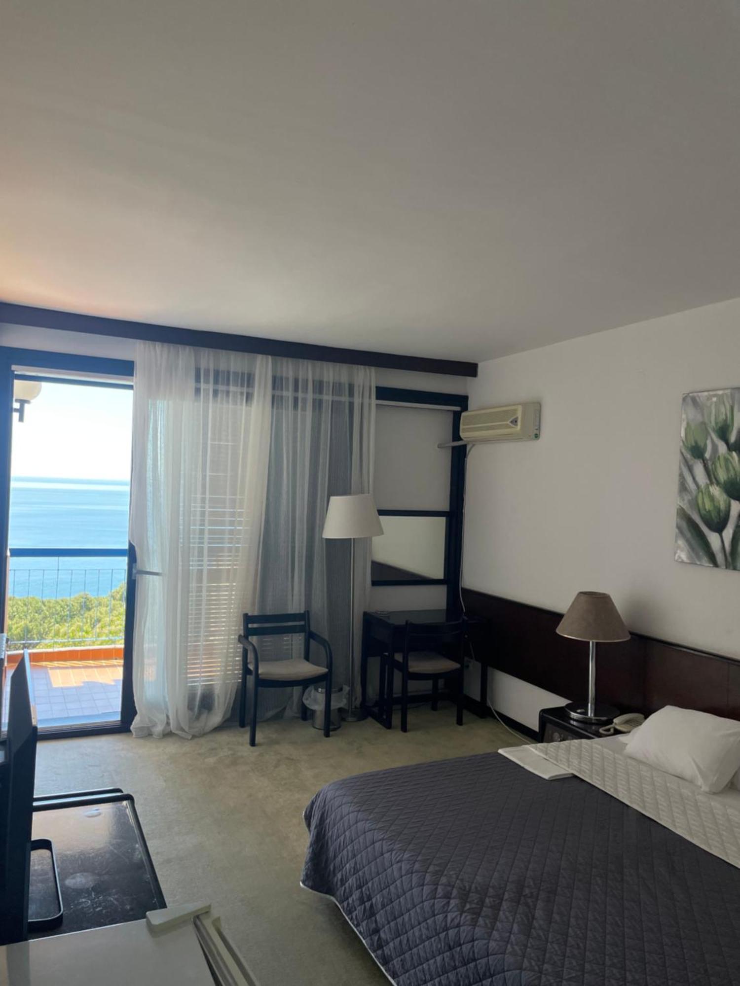 Corpus B - Hotel Albatros Ulcinj Bagian luar foto