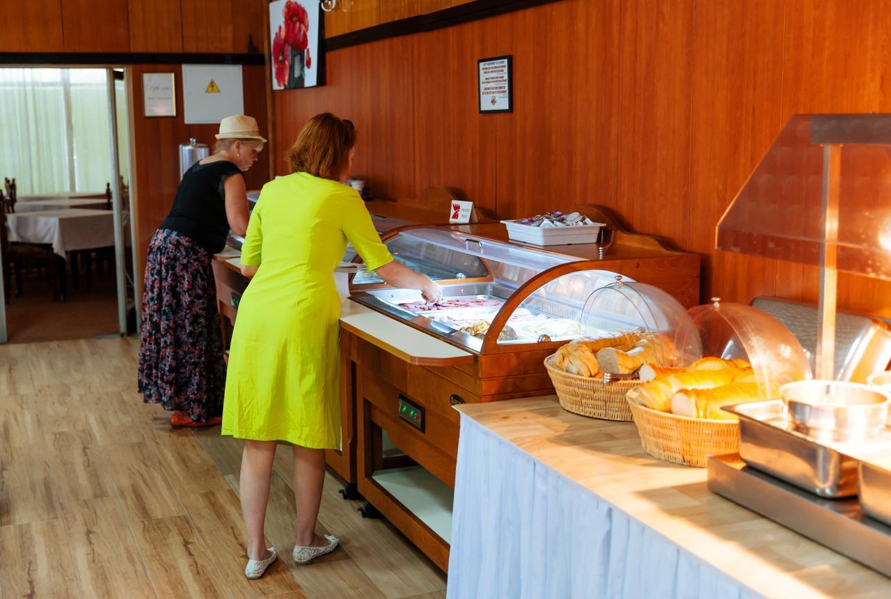 Corpus B - Hotel Albatros Ulcinj Bagian luar foto